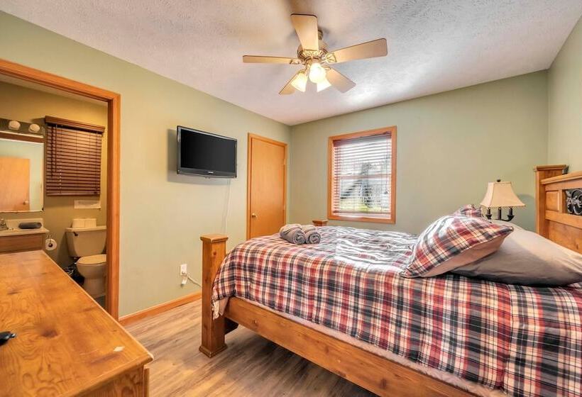 Pocono Pinnacle By Avantstay Steps To The Lake, Game Room, Large Deck