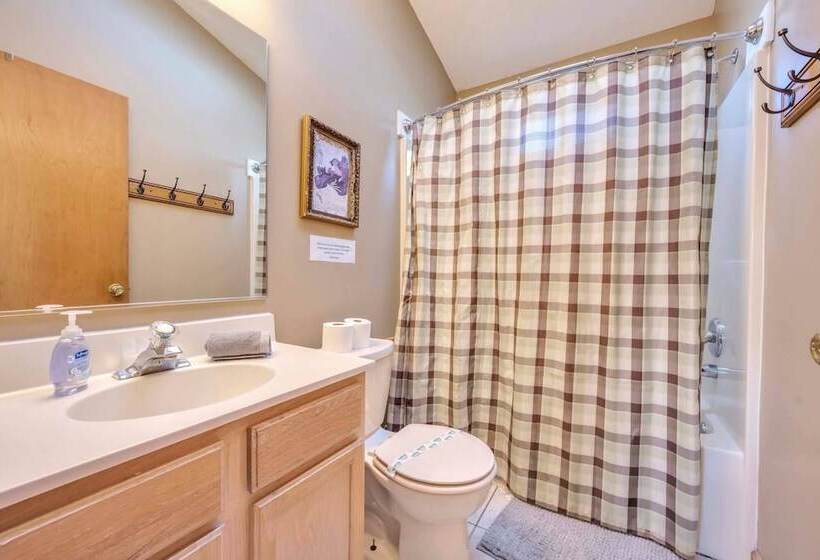 Pocono Pinnacle By Avantstay Steps To The Lake, Game Room, Large Deck