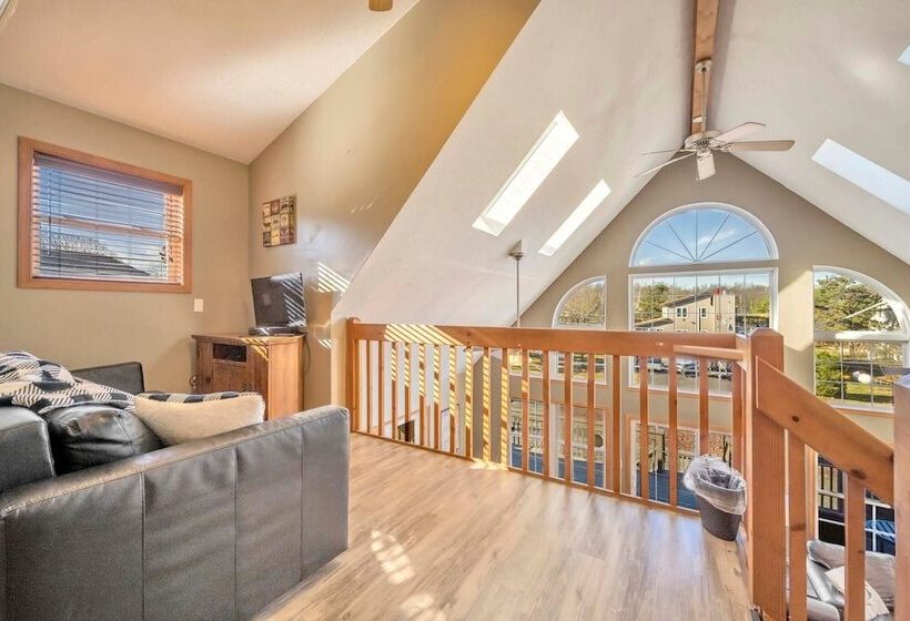 Pocono Pinnacle By Avantstay Steps To The Lake, Game Room, Large Deck