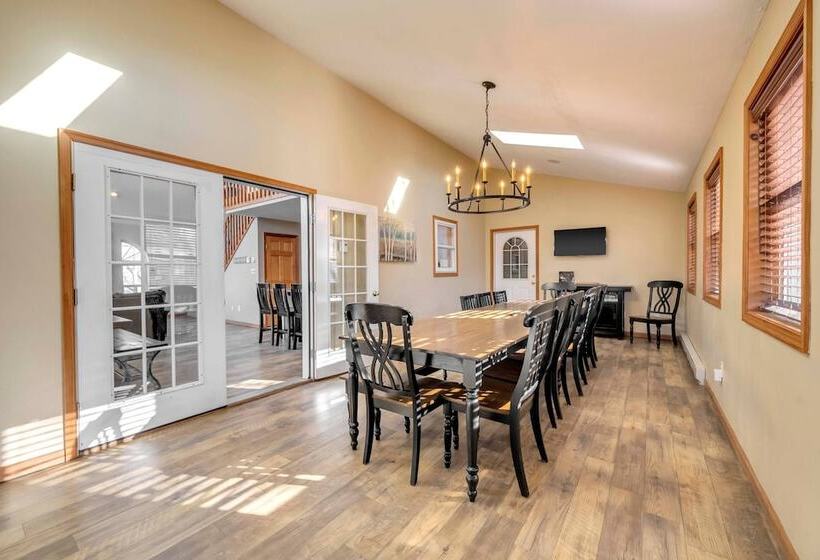 Pocono Pinnacle By Avantstay Steps To The Lake, Game Room, Large Deck