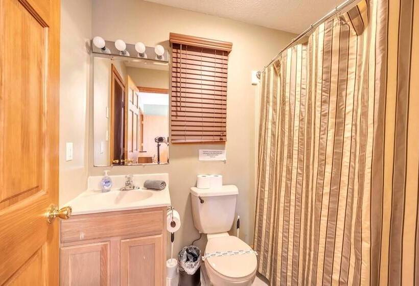 Pocono Pinnacle By Avantstay Steps To The Lake, Game Room, Large Deck