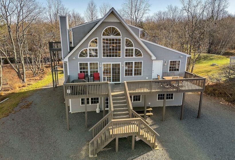 Pocono Pinnacle By Avantstay Steps To The Lake, Game Room, Large Deck