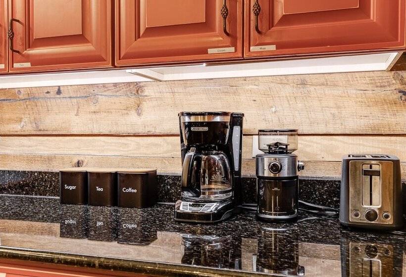 Red Cedar By Avantstay Cabin W/ Hot Tub + Views!