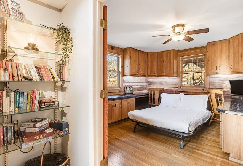 Red Cedar By Avantstay Cabin W/ Hot Tub + Views!