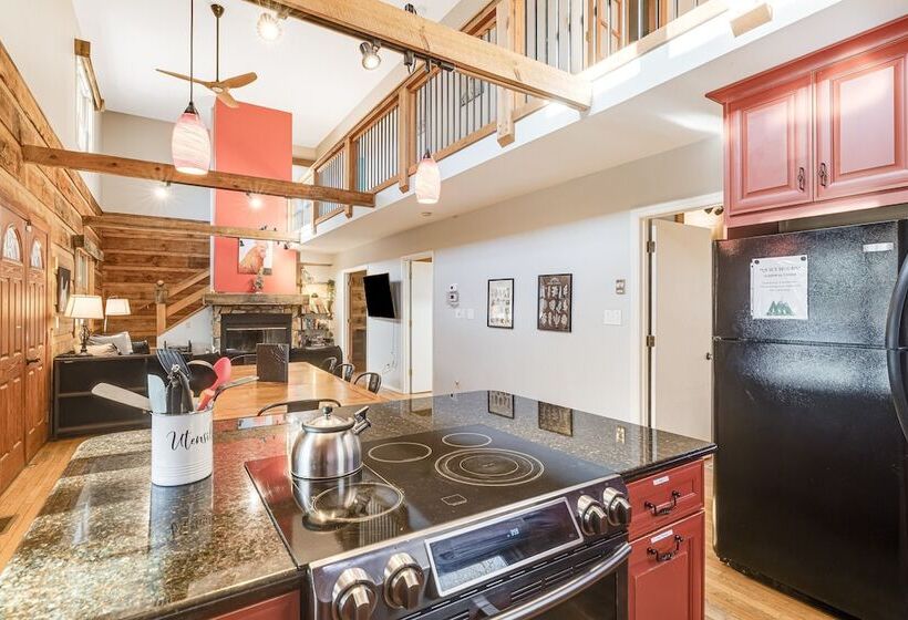 Red Cedar By Avantstay Cabin W/ Hot Tub + Views!