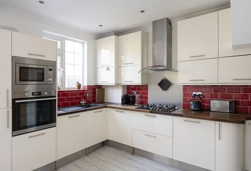 إقامة Charming 4 Bed House In South East London