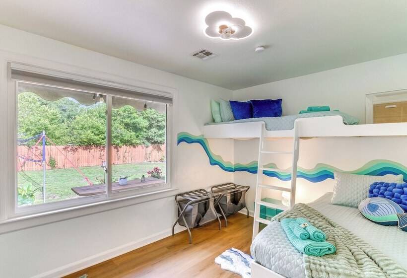 Retro Tropical Pensacola Home   3 Mi To Downtown!