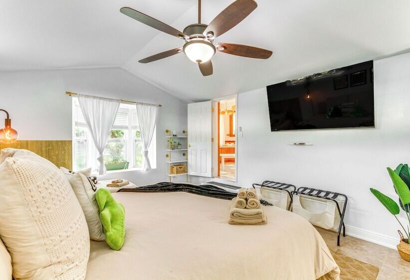 Retro Tropical Pensacola Home   3 Mi To Downtown!