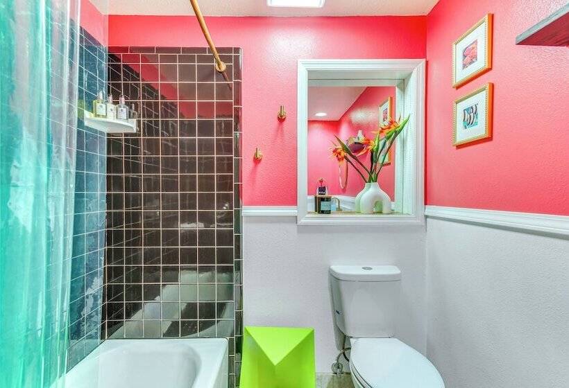 Retro Tropical Pensacola Home   3 Mi To Downtown!