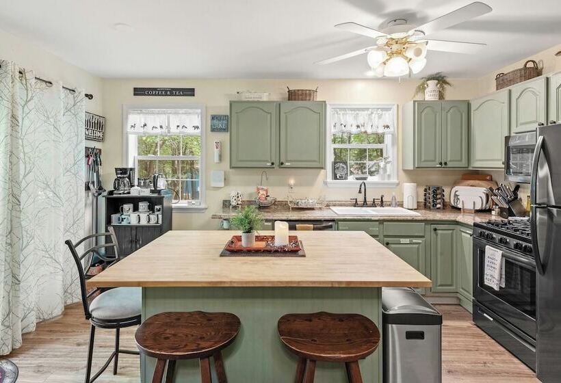 Ridge Retreat By Avantstay Game Room, Covered Porch, & Fire Pit!