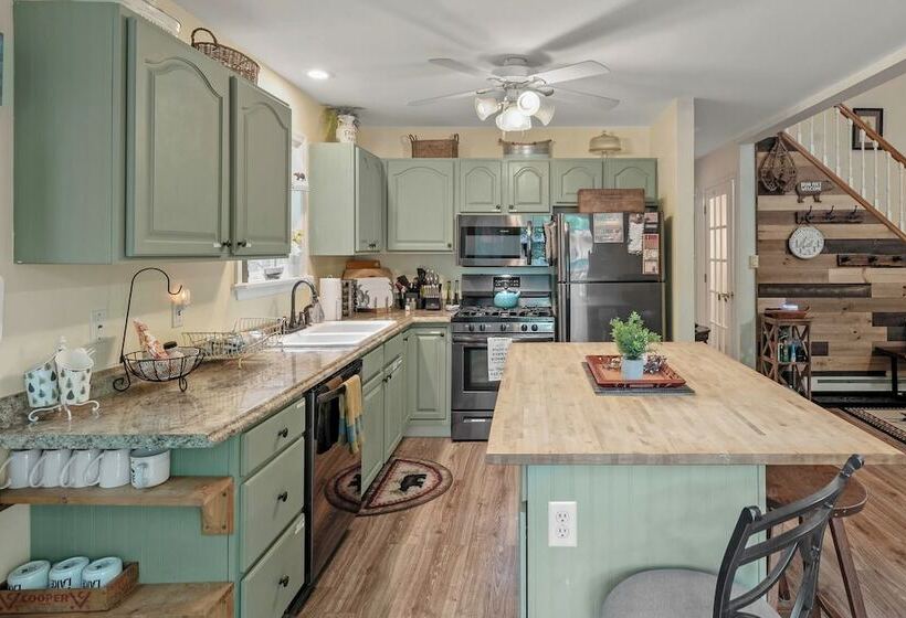 Ridge Retreat By Avantstay Game Room, Covered Porch, & Fire Pit!