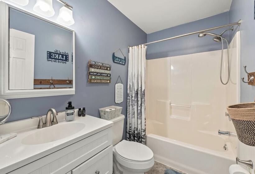 Ridge Retreat By Avantstay Game Room, Covered Porch, & Fire Pit!