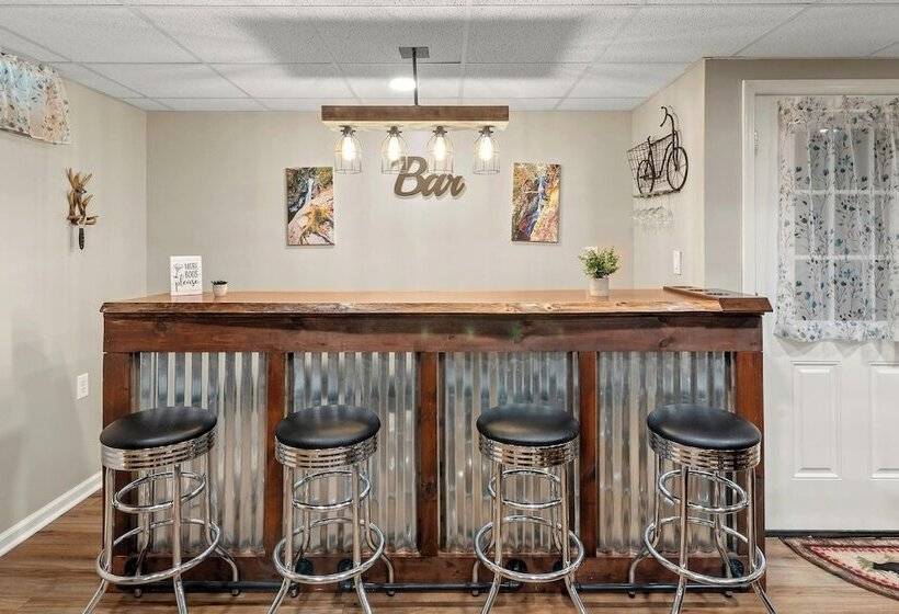 Ridge Retreat By Avantstay Game Room, Covered Porch, & Fire Pit!