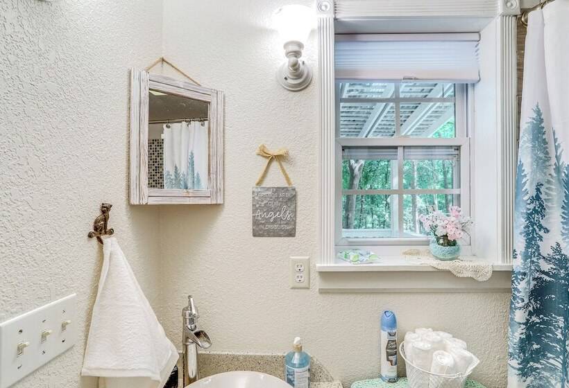 Secluded Vacation Rental Bordering Creek!