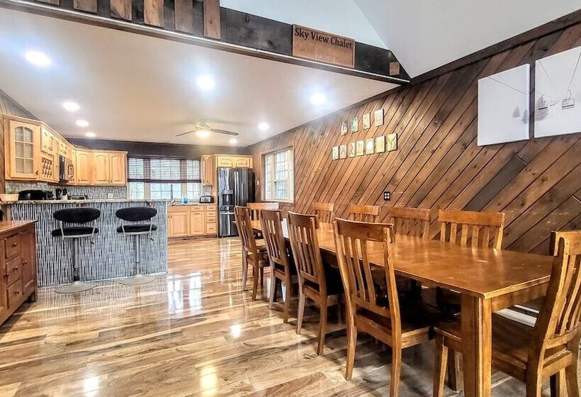 Sky View Chalet By Avantstay Stunning Interior, Spacious Deck, Hot Tub, & View