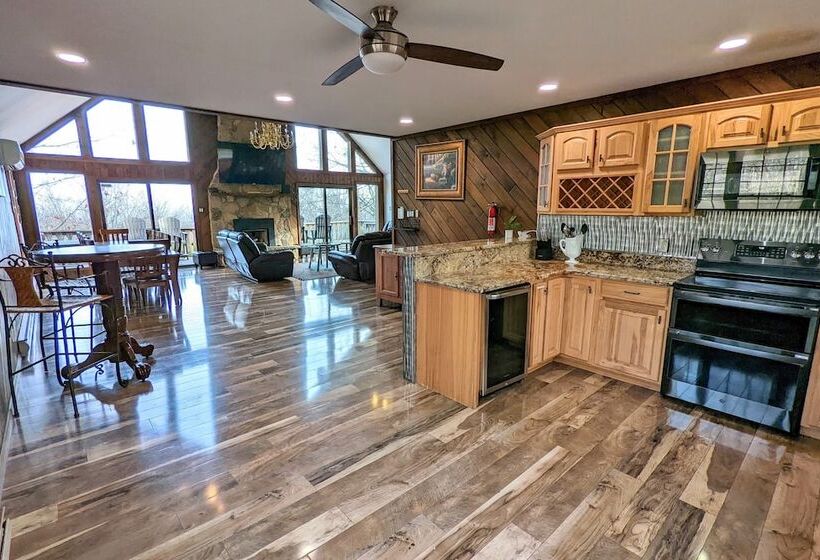 Sky View Chalet By Avantstay Stunning Interior, Spacious Deck, Hot Tub, & View