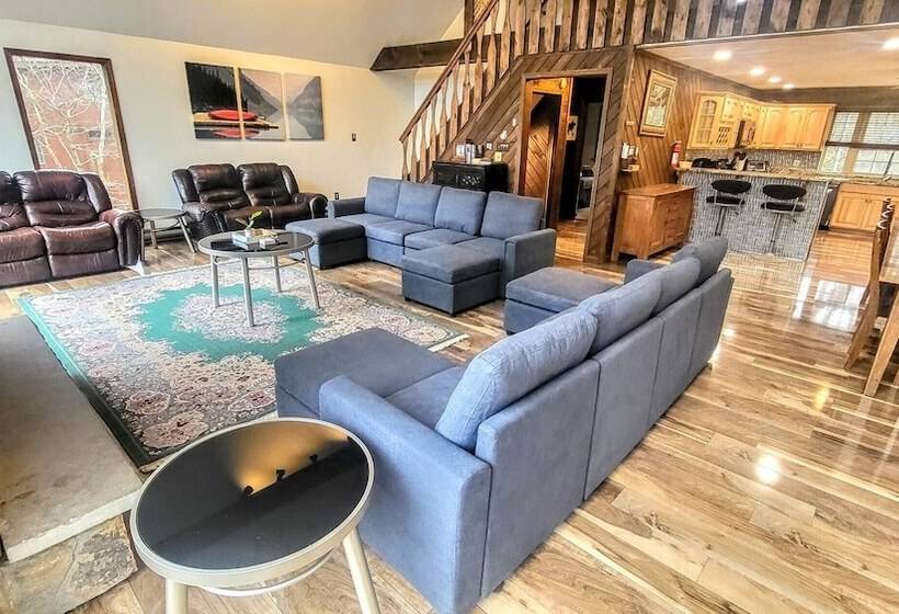 Sky View Chalet By Avantstay Stunning Interior, Spacious Deck, Hot Tub, & View