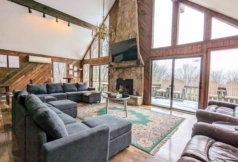 Sky View Chalet By Avantstay Stunning Interior, Spacious Deck, Hot Tub, & View