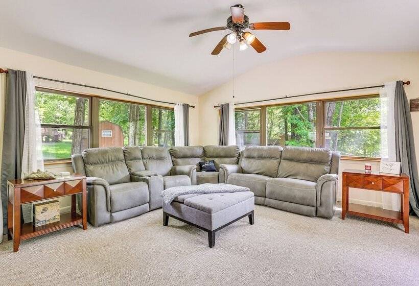 Spacious Lake Ariel Cabin W/ Deck + Pool Access!