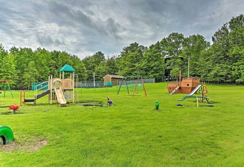 Spacious Lake Ariel Cabin W/ Deck + Pool Access!