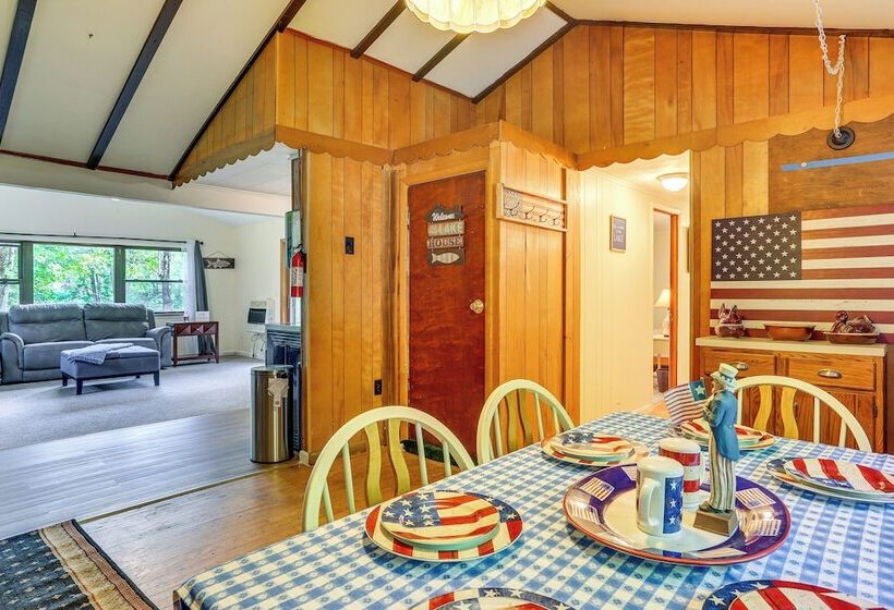 Spacious Lake Ariel Cabin W/ Deck + Pool Access!