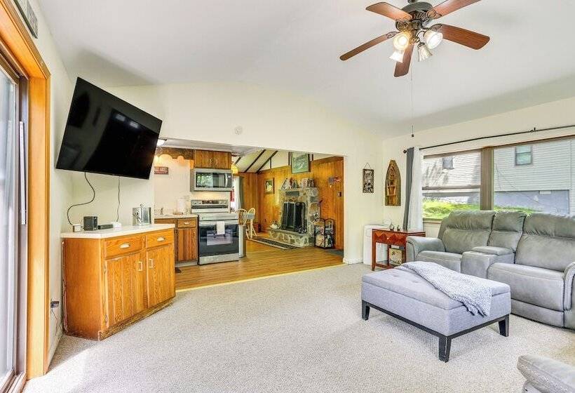 Spacious Lake Ariel Cabin W/ Deck + Pool Access!