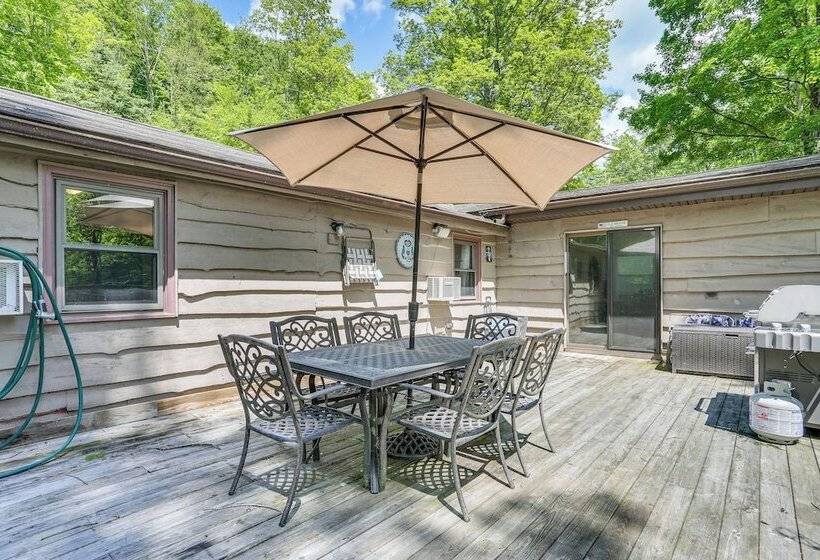 Spacious Lake Ariel Cabin W/ Deck + Pool Access!