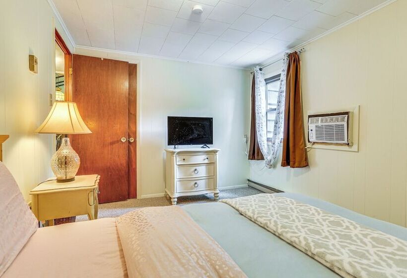 Spacious Lake Ariel Cabin W/ Deck + Pool Access!