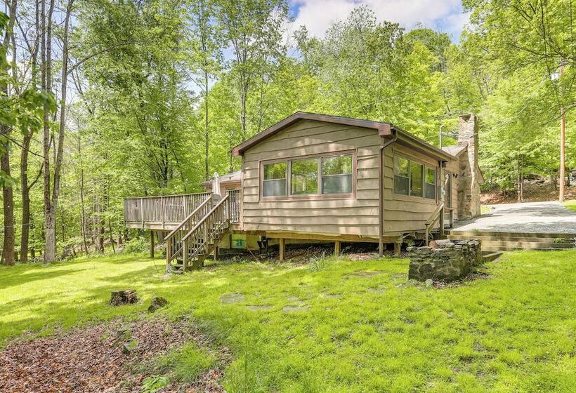 Spacious Lake Ariel Cabin W/ Deck + Pool Access!