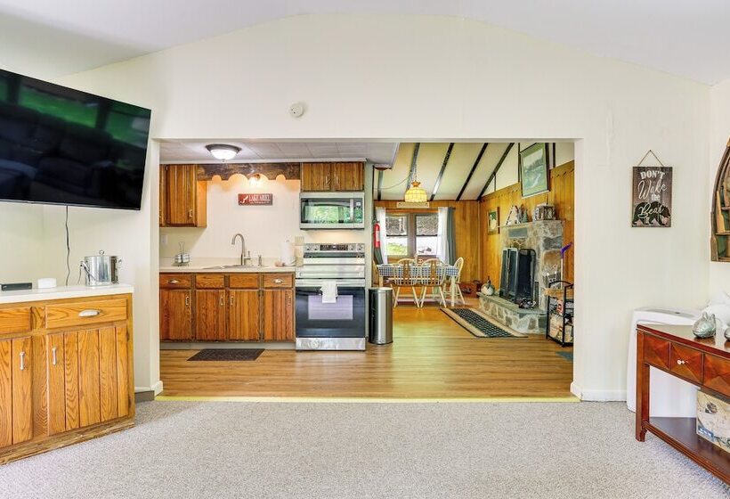 Spacious Lake Ariel Cabin W/ Deck + Pool Access!