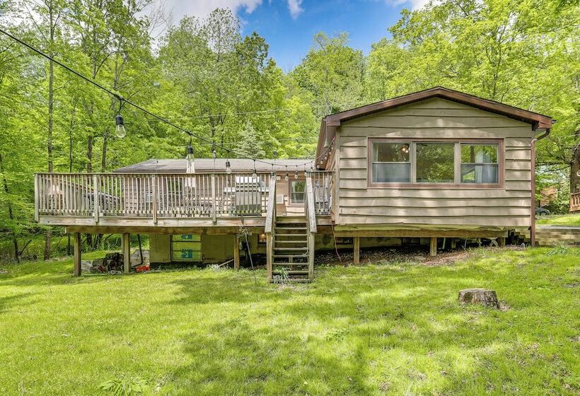 Spacious Lake Ariel Cabin W/ Deck + Pool Access!