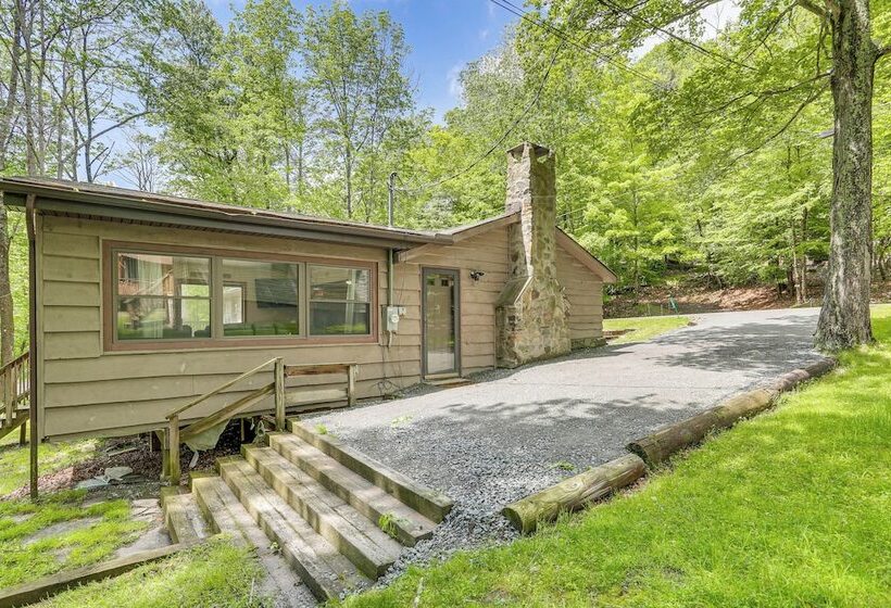 Spacious Lake Ariel Cabin W/ Deck + Pool Access!