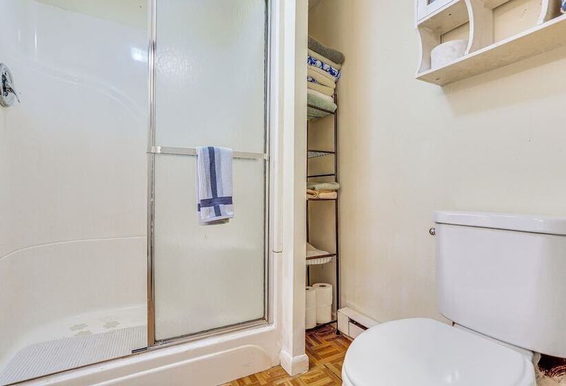 Spacious Lake Ariel Cabin W/ Deck + Pool Access!