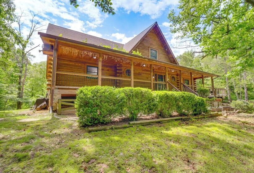 Spacious Stafford Cabin W/ Grills & Fire Pit!