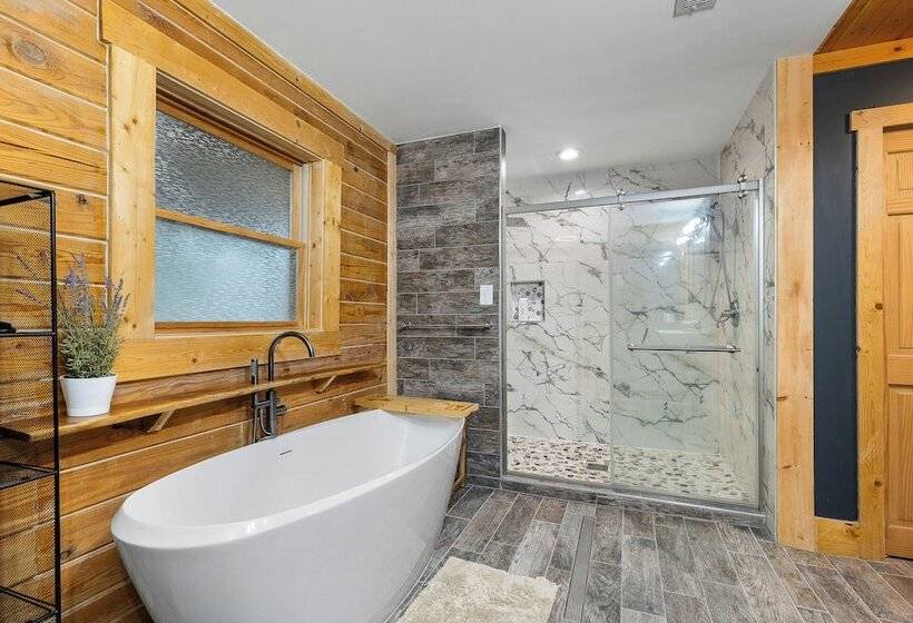 Spacious Stafford Cabin W/ Grills & Fire Pit!