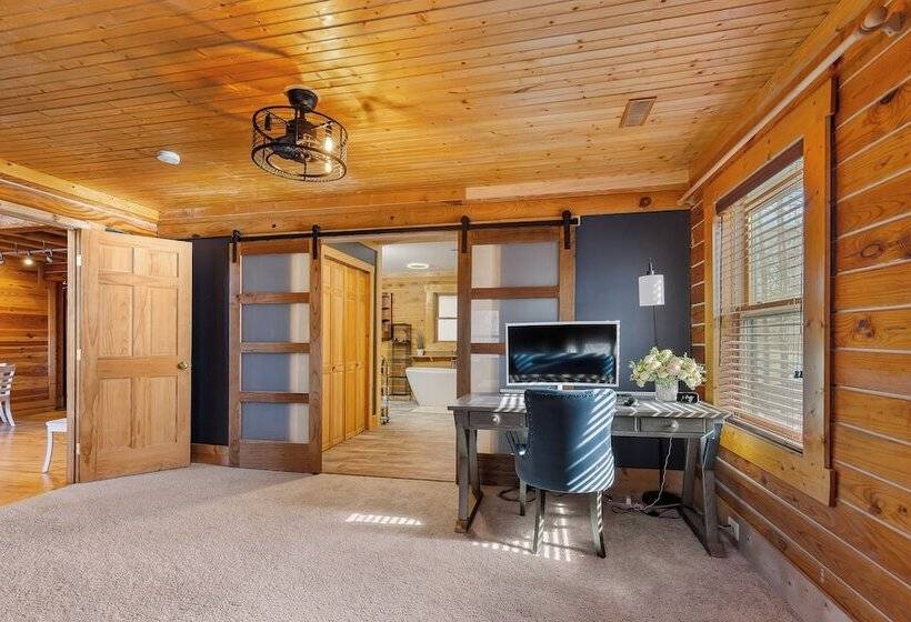 Spacious Stafford Cabin W/ Grills & Fire Pit!