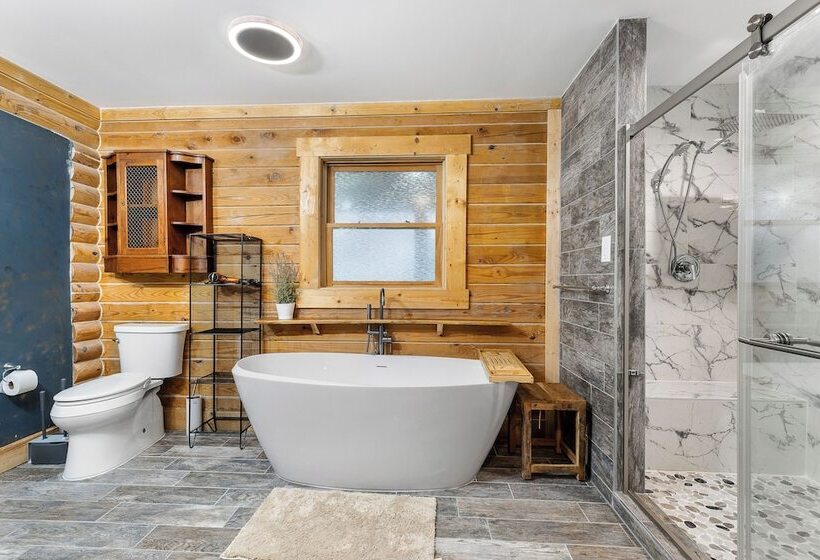 Spacious Stafford Cabin W/ Grills & Fire Pit!