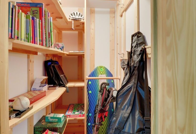 Spacious Stafford Cabin W/ Grills & Fire Pit!