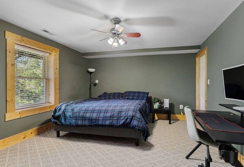 Spacious Stafford Cabin W/ Grills & Fire Pit!