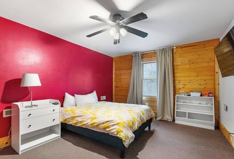 Spacious Stafford Cabin W/ Grills & Fire Pit!
