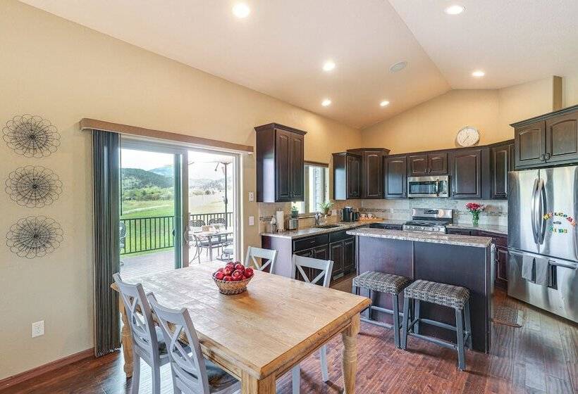 Spearfish Retreat W/ Fireplace + Mountain Views!