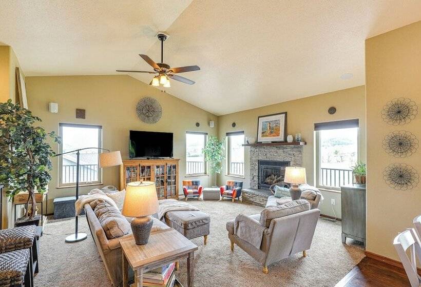 Spearfish Retreat W/ Fireplace + Mountain Views!