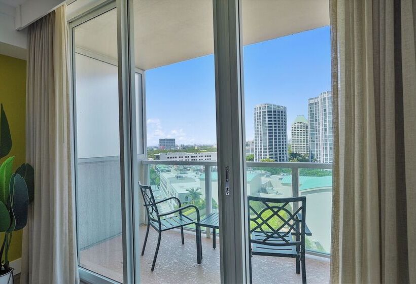 Stunning 12th Floor Studio In The Grove