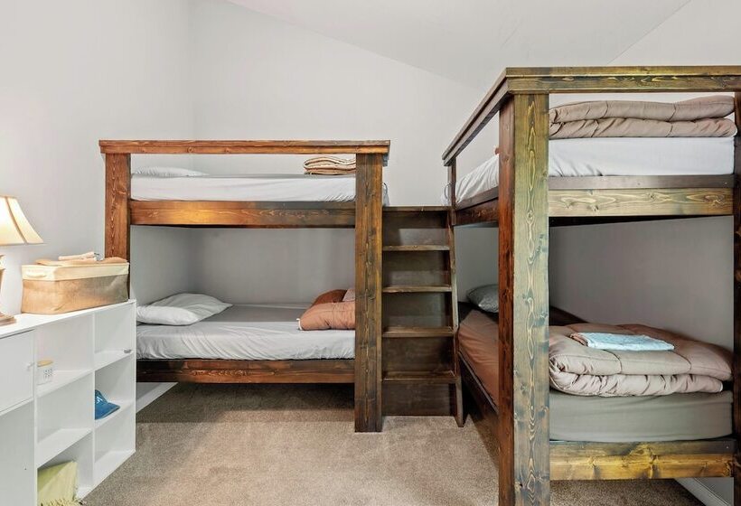 Tavern At The Woods By Avantstay Lakefront Views, Hot Tub, Firepit, Game Room