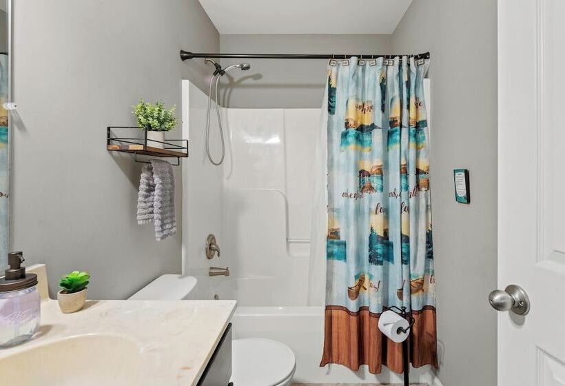 Tavern At The Woods By Avantstay Lakefront Views, Hot Tub, Firepit, Game Room