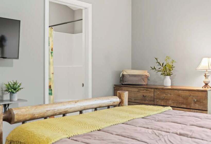 Tavern At The Woods By Avantstay Lakefront Views, Hot Tub, Firepit, Game Room