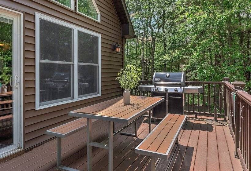 Tavern At The Woods By Avantstay Lakefront Views, Hot Tub, Firepit, Game Room