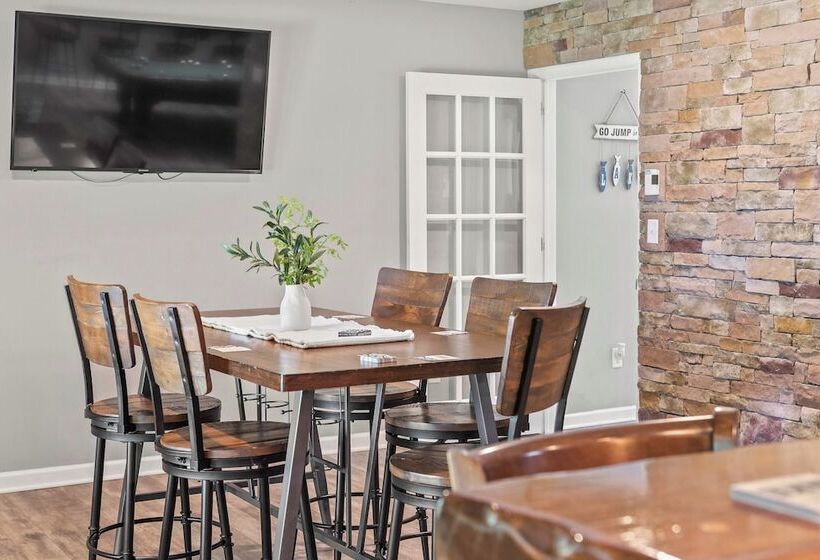 Tavern At The Woods By Avantstay Lakefront Views, Hot Tub, Firepit, Game Room