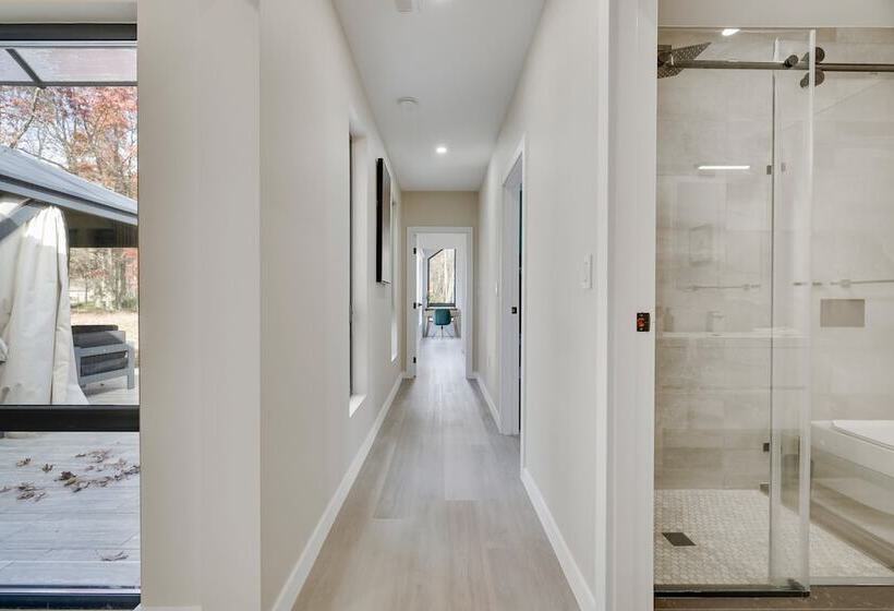 The Barn House By Avantstay Modern, Outdoor Living Area & Hot Tub