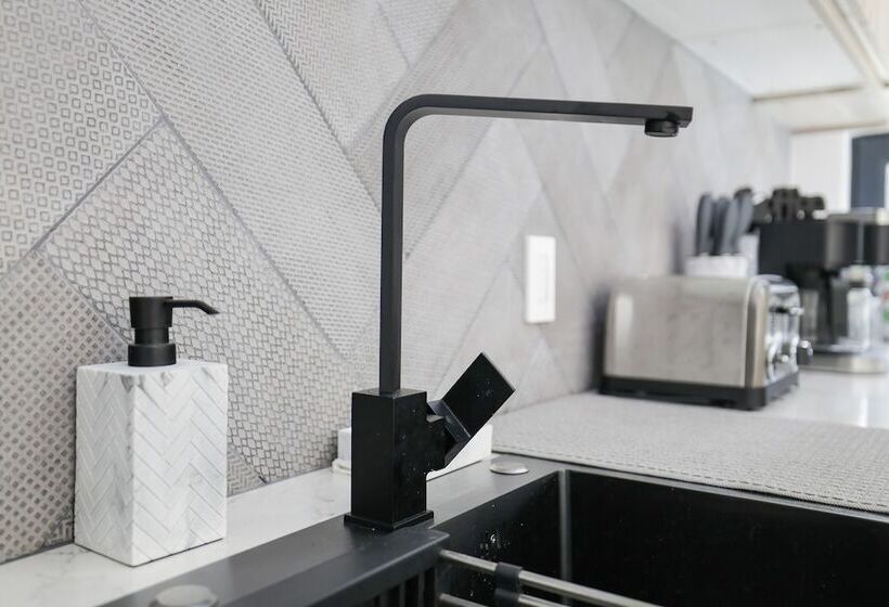 The Barn House By Avantstay Modern, Outdoor Living Area & Hot Tub